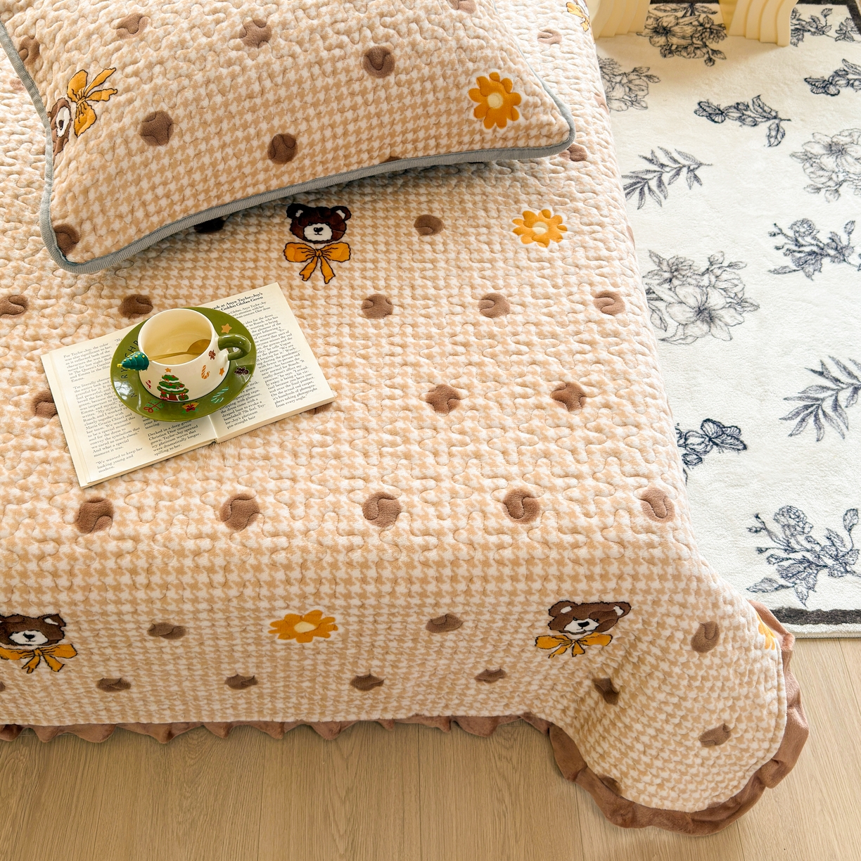 91家纺网 家纺一手货源 找家纺 梓依家纺 2025新款牛奶绒花边单床盖三件套四件套 波点熊