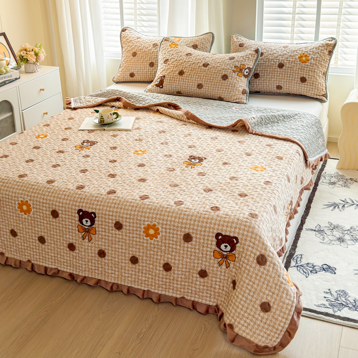 91家纺网 家纺一手货源 找家纺 梓依家纺 2025新款牛奶绒花边单床盖三件套四件套 波点熊