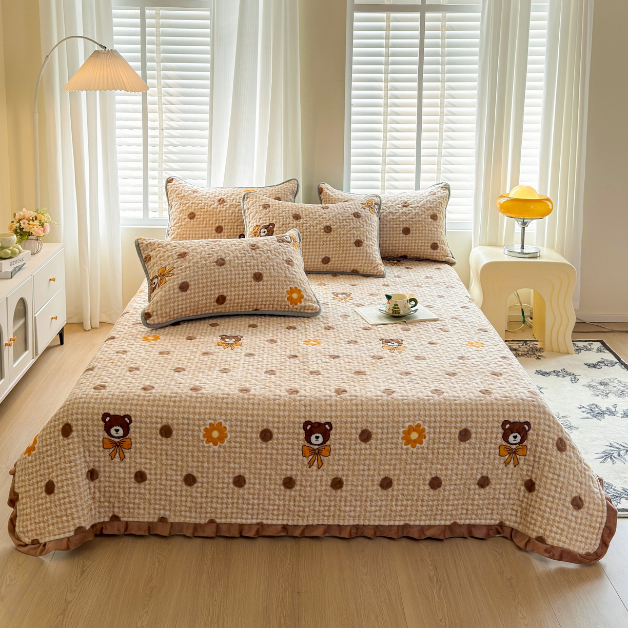 91家纺网 家纺一手货源 找家纺 梓依家纺 2025新款牛奶绒花边单床盖三件套四件套 波点熊,波点熊