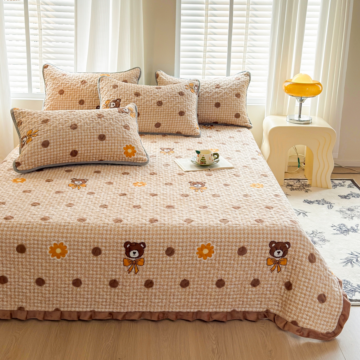 91家纺网 家纺一手货源 找家纺 梓依家纺 2025新款牛奶绒花边单床盖三件套四件套 波点熊