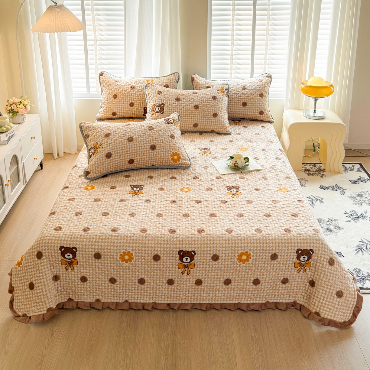 91家纺网 家纺一手货源 找家纺 梓依家纺 2025新款牛奶绒花边单床盖三件套四件套 波点熊