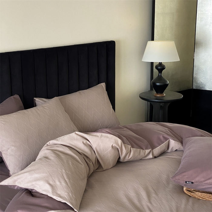 91家纺网 家纺一手货源 找家纺 玉宇阁家居 2025秋冬新品磨毛大提花四件套  简约款 云玺-玄霜紫玉