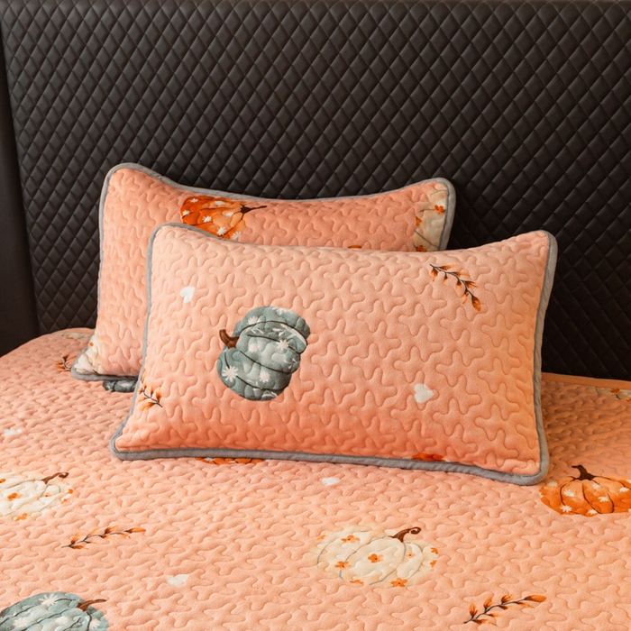 91家纺网 家纺一手货源 找家纺 梓依家纺 2025新款牛奶绒花边单床盖三件套四件套 可爱南瓜-卡其