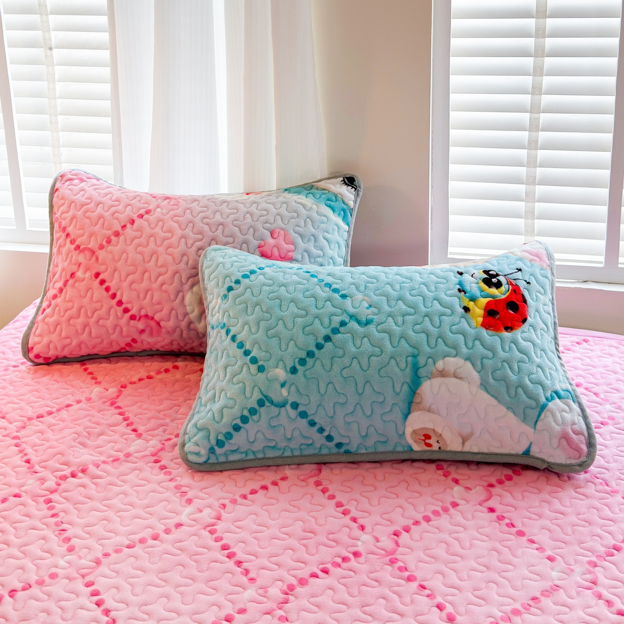 91家纺网 家纺一手货源 找家纺 梓依家纺 2025新款牛奶绒花边单床盖三件套四件套 可爱兔兔