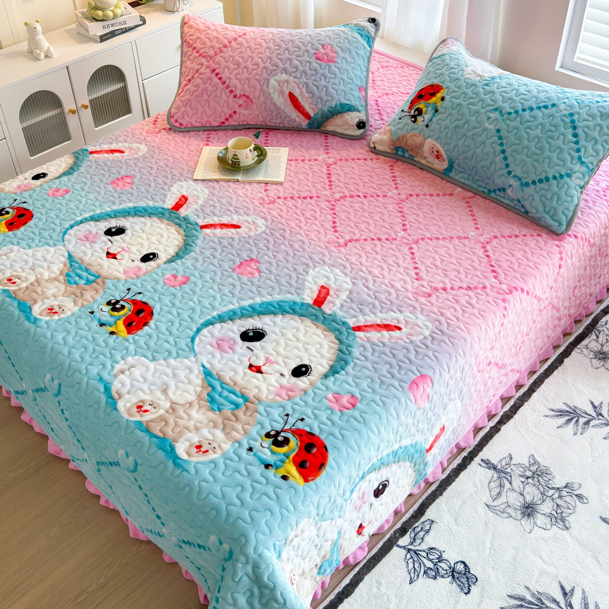 91家纺网 家纺一手货源 找家纺 梓依家纺 2025新款牛奶绒花边单床盖三件套四件套 可爱兔兔