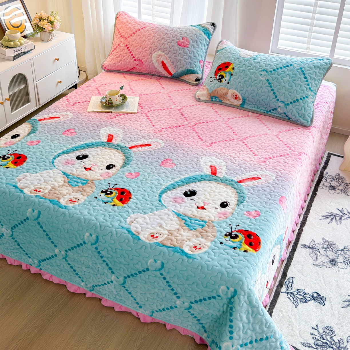 91家纺网 家纺一手货源 找家纺 梓依家纺 2025新款牛奶绒花边单床盖三件套四件套 可爱兔兔