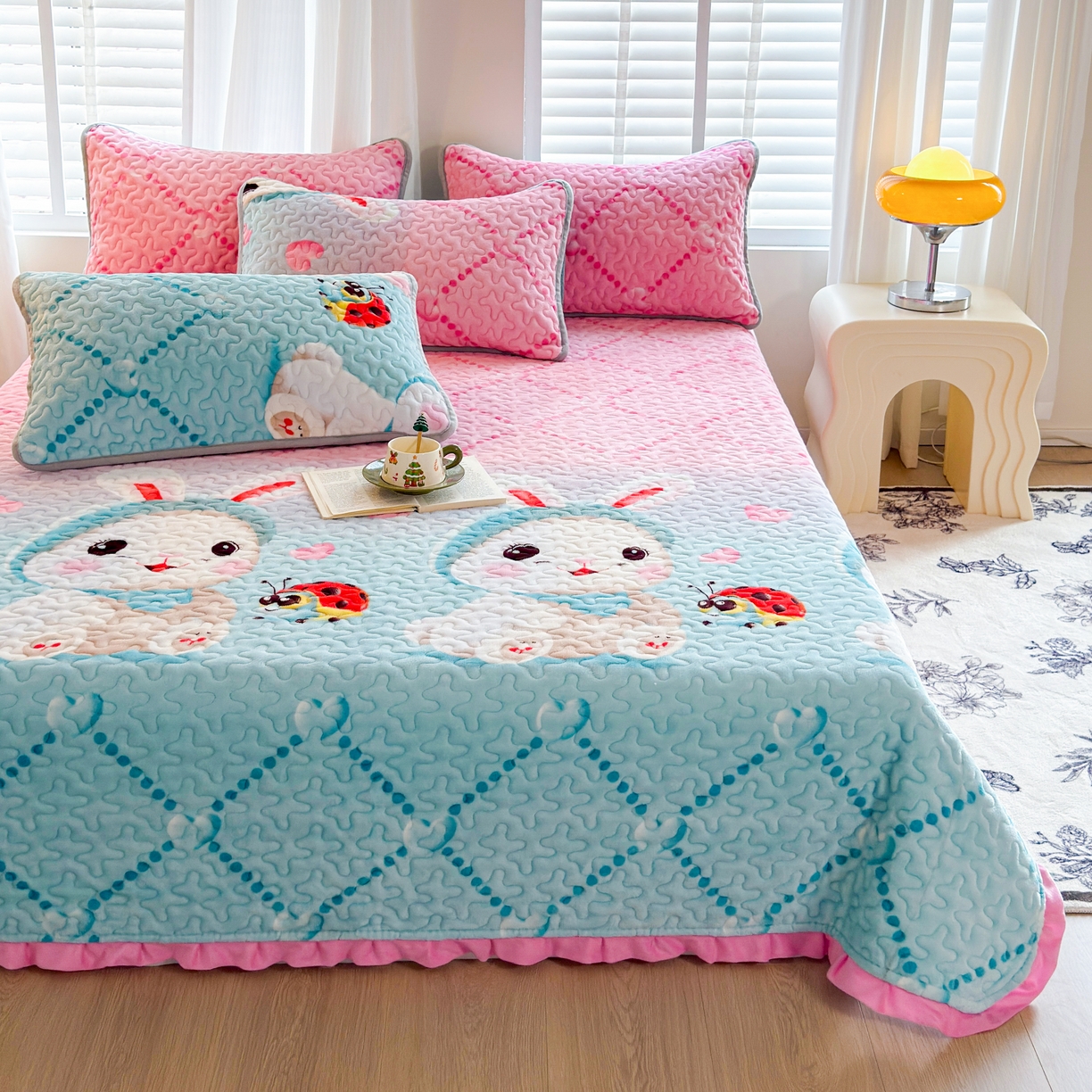 91家纺网 家纺一手货源 找家纺 梓依家纺 2025新款牛奶绒花边单床盖三件套四件套 可爱兔兔