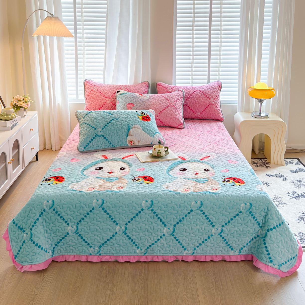 梓依家纺 2025新款牛奶绒花边单床盖三件套四件套 可爱兔兔