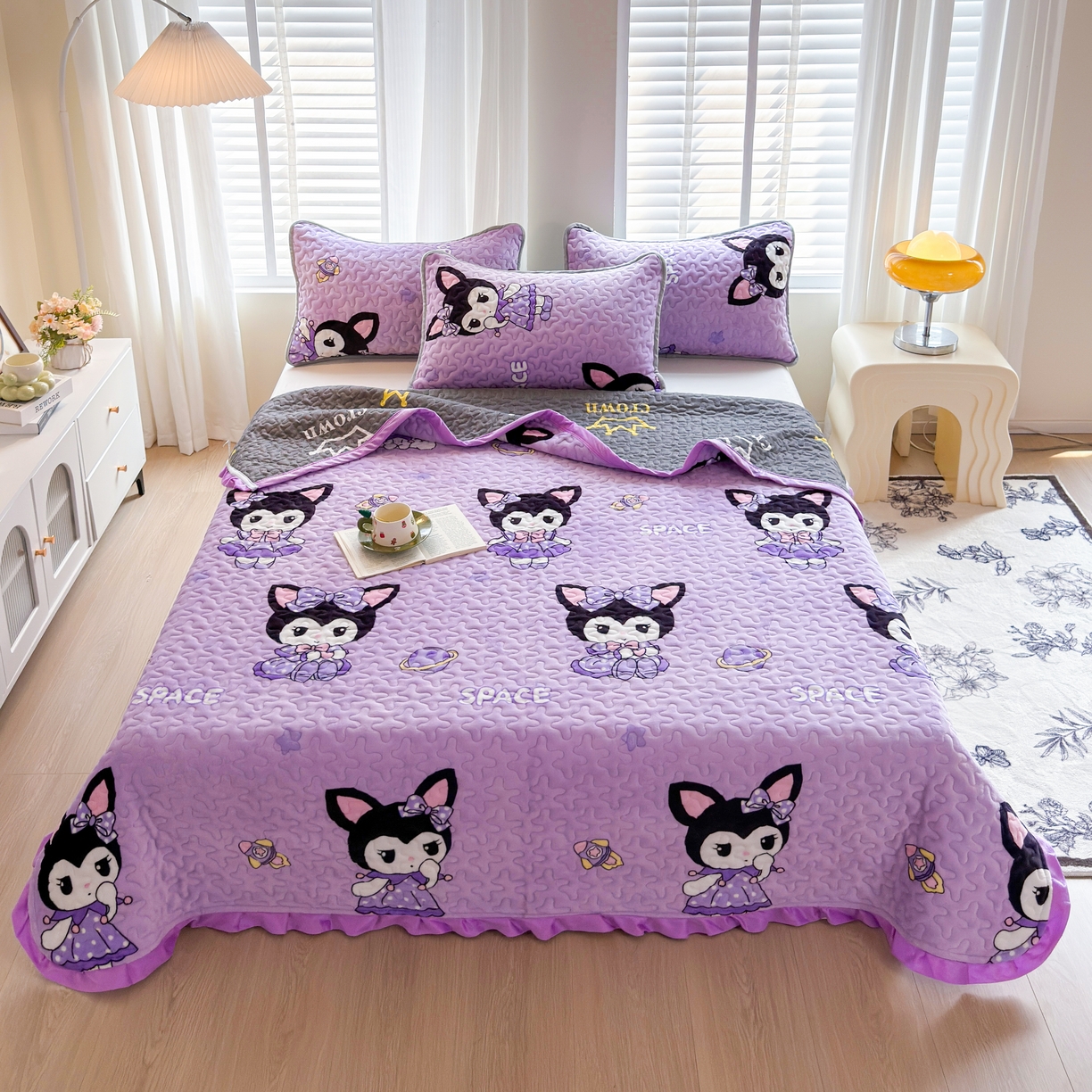 91家纺网 家纺一手货源 找家纺 梓依家纺 2025新款牛奶绒花边单床盖三件套四件套 库洛米