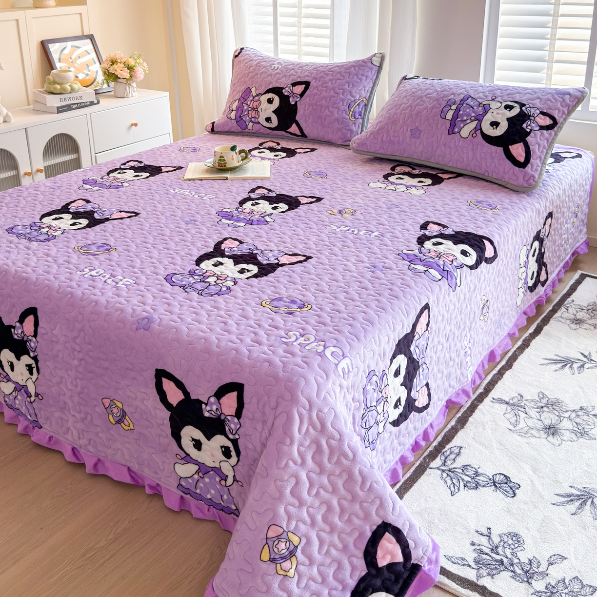 91家纺网 家纺一手货源 找家纺 梓依家纺 2025新款牛奶绒花边单床盖三件套四件套 库洛米