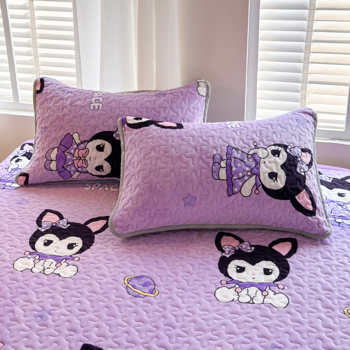 91家纺网 家纺一手货源 找家纺 梓依家纺 2025新款牛奶绒花边单床盖三件套四件套 库洛米