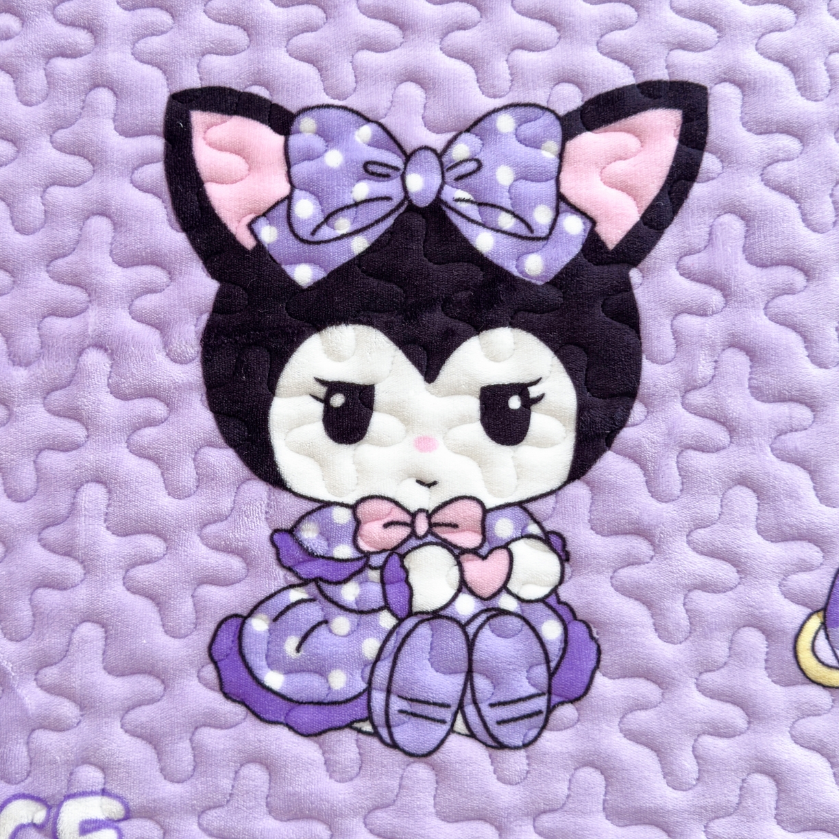 91家纺网 家纺一手货源 找家纺 梓依家纺 2025新款牛奶绒花边单床盖三件套四件套 库洛米