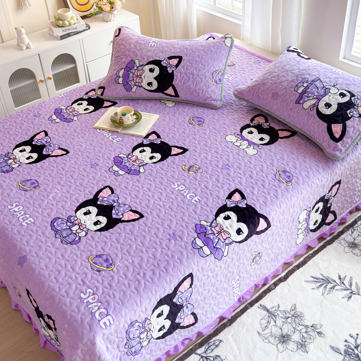 91家纺网 家纺一手货源 找家纺 梓依家纺 2025新款牛奶绒花边单床盖三件套四件套 库洛米