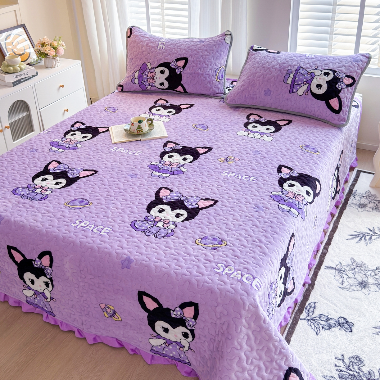 91家纺网 家纺一手货源 找家纺 梓依家纺 2025新款牛奶绒花边单床盖三件套四件套 库洛米