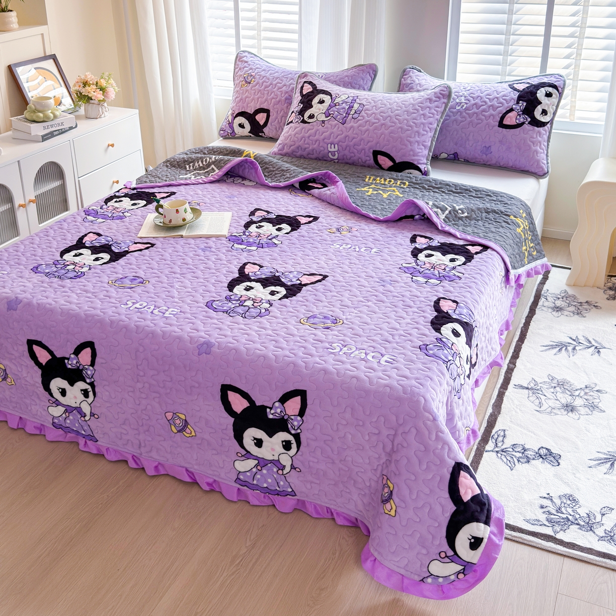 91家纺网 家纺一手货源 找家纺 梓依家纺 2025新款牛奶绒花边单床盖三件套四件套 库洛米