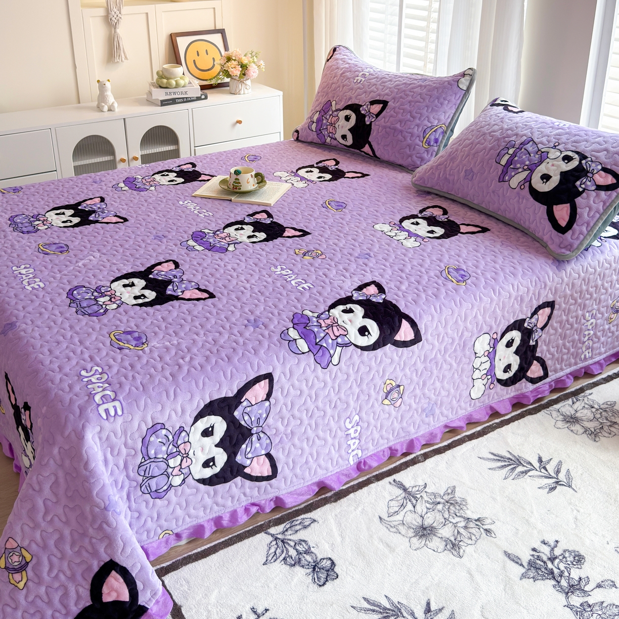 91家纺网 家纺一手货源 找家纺 梓依家纺 2025新款牛奶绒花边单床盖三件套四件套 库洛米