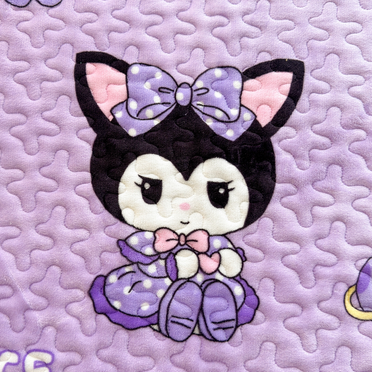 91家纺网 家纺一手货源 找家纺 梓依家纺 2025新款牛奶绒花边单床盖三件套四件套 库洛米