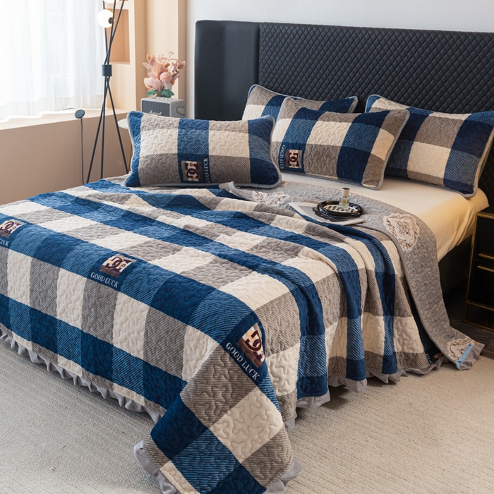 91家纺网 家纺一手货源 找家纺 梓依家纺 2025新款牛奶绒花边单床盖三件套四件套 蓝白条纹格