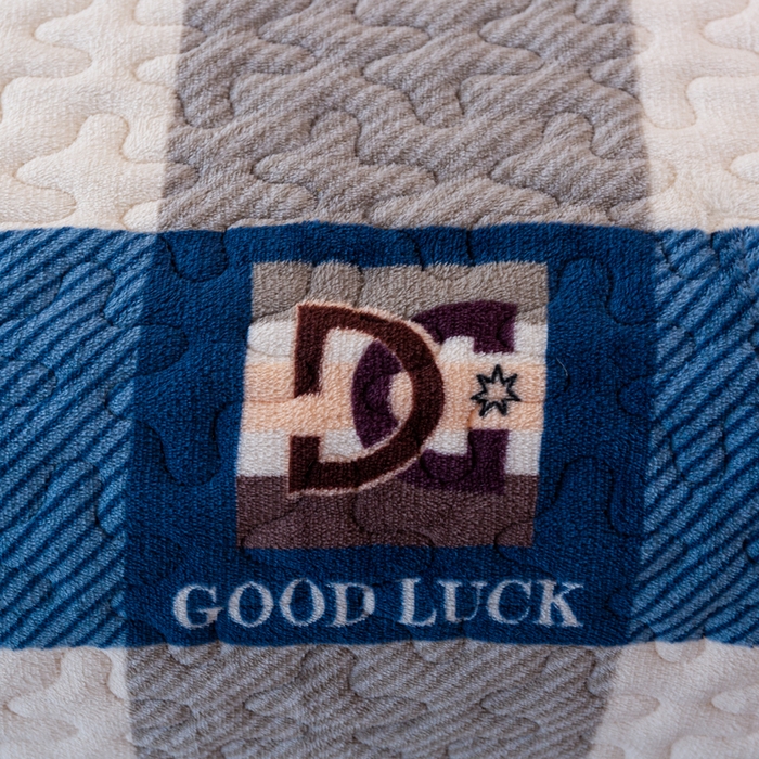 91家纺网 家纺一手货源 找家纺 梓依家纺 2025新款牛奶绒花边单床盖三件套四件套 蓝白条纹格