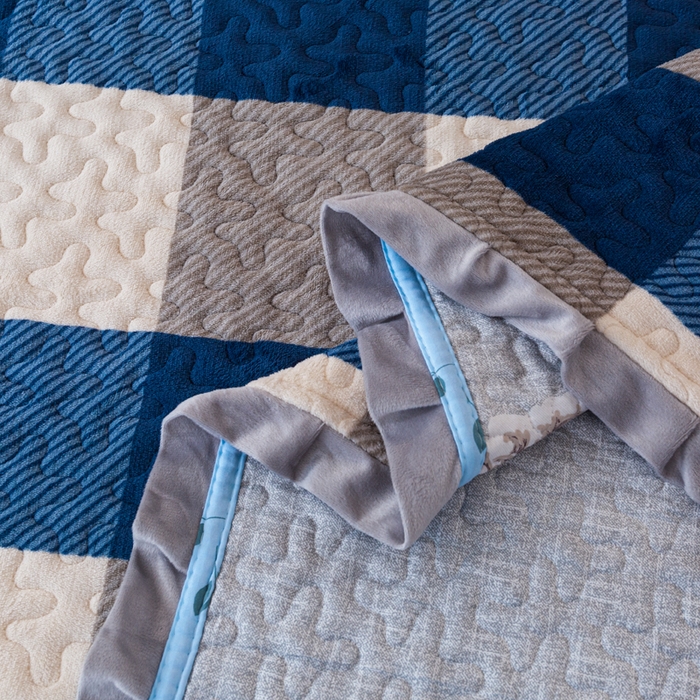 91家纺网 家纺一手货源 找家纺 梓依家纺 2025新款牛奶绒花边单床盖三件套四件套 蓝白条纹格