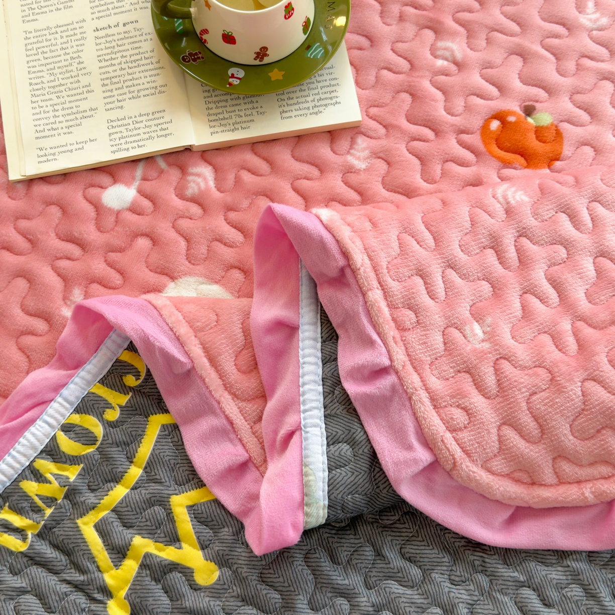 91家纺网 家纺一手货源 找家纺 梓依家纺 2025新款牛奶绒花边单床盖三件套四件套 萌兔乐园-粉