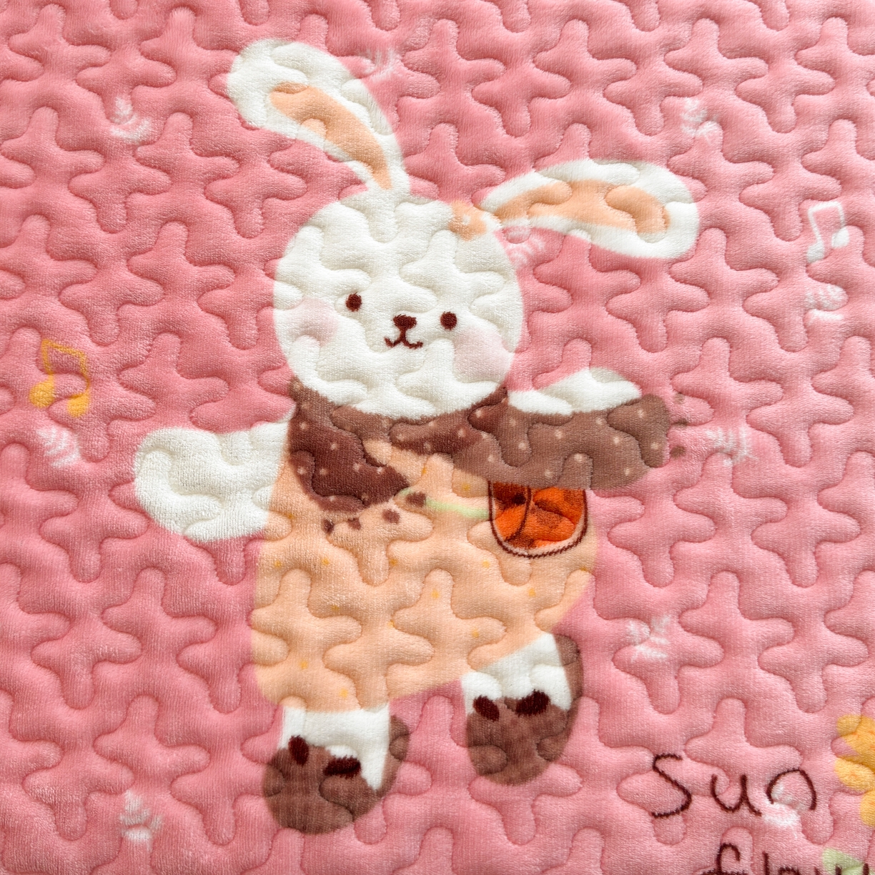 91家纺网 家纺一手货源 找家纺 梓依家纺 2025新款牛奶绒花边单床盖三件套四件套 萌兔乐园-粉