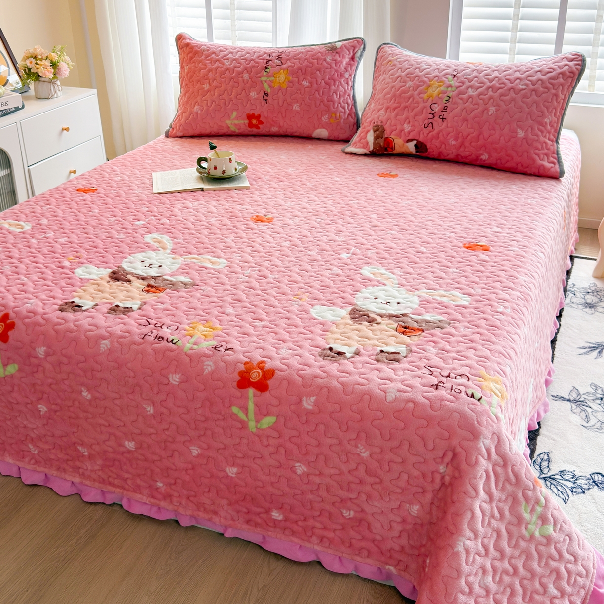 91家纺网 家纺一手货源 找家纺 梓依家纺 2025新款牛奶绒花边单床盖三件套四件套 萌兔乐园-粉