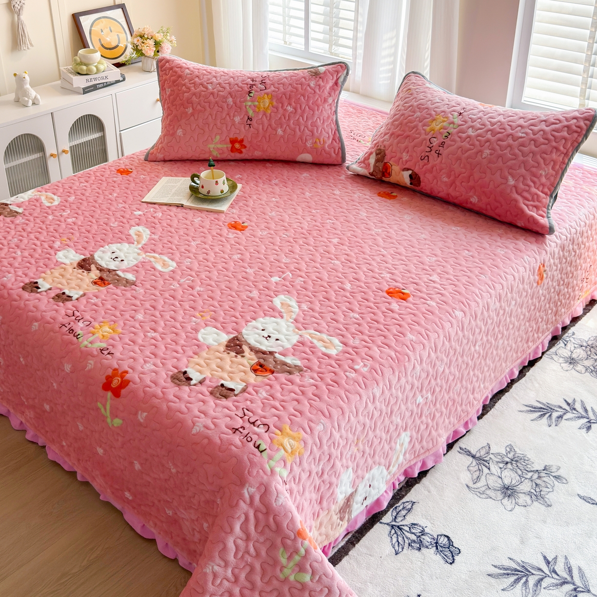 91家纺网 家纺一手货源 找家纺 梓依家纺 2025新款牛奶绒花边单床盖三件套四件套 萌兔乐园-粉