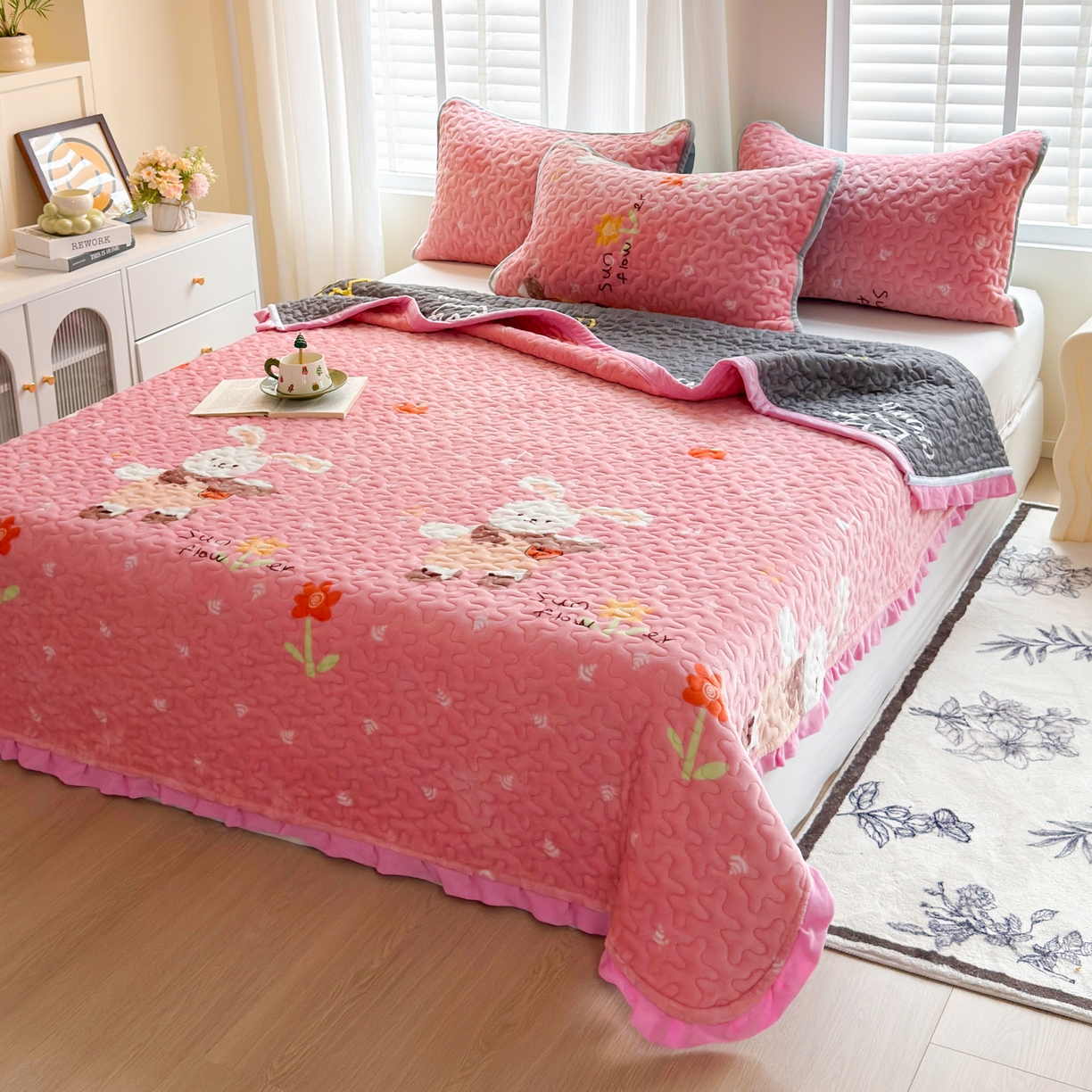 91家纺网 家纺一手货源 找家纺 梓依家纺 2025新款牛奶绒花边单床盖三件套四件套 萌兔乐园-粉