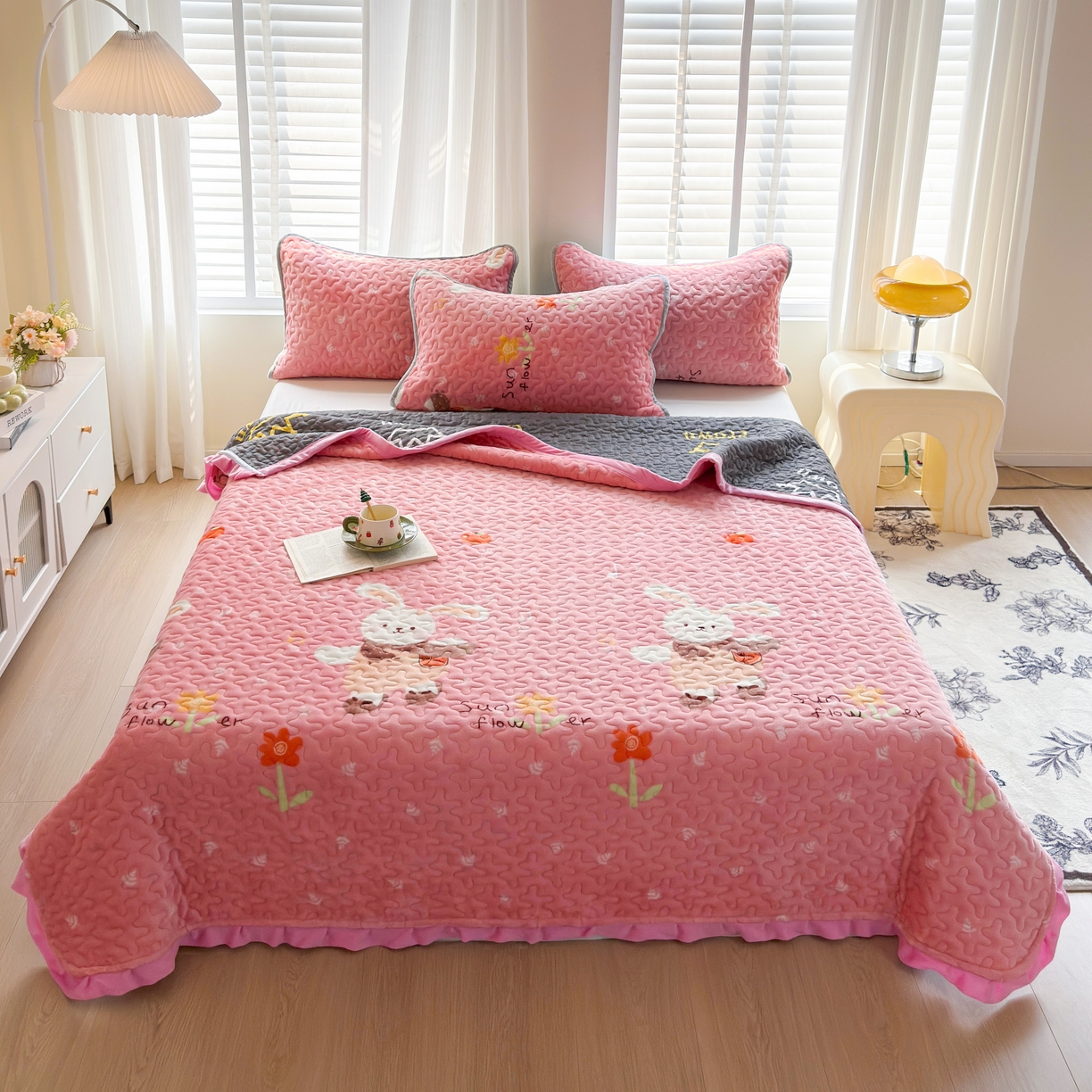 91家纺网 家纺一手货源 找家纺 梓依家纺 2025新款牛奶绒花边单床盖三件套四件套 萌兔乐园-粉