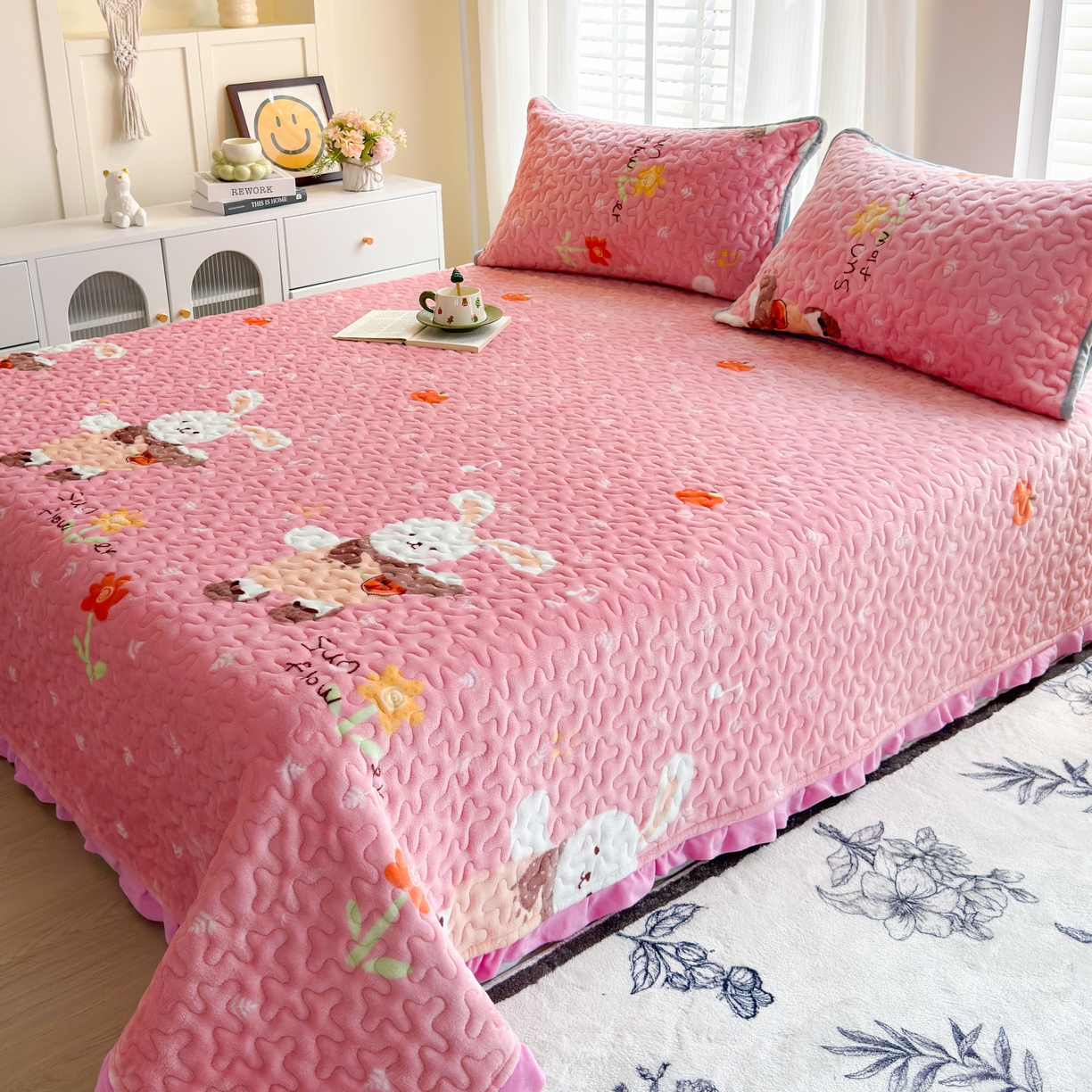 91家纺网 家纺一手货源 找家纺 梓依家纺 2025新款牛奶绒花边单床盖三件套四件套 萌兔乐园-粉