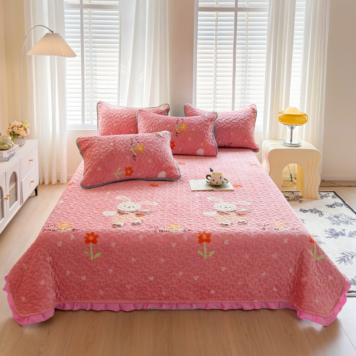 91家纺网 家纺一手货源 找家纺 梓依家纺 2025新款牛奶绒花边单床盖三件套四件套 萌兔乐园-粉