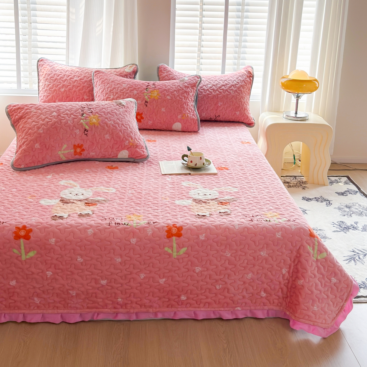 91家纺网 家纺一手货源 找家纺 梓依家纺 2025新款牛奶绒花边单床盖三件套四件套 萌兔乐园-粉