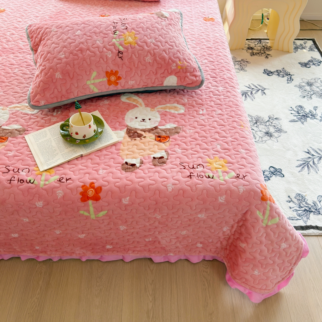 91家纺网 家纺一手货源 找家纺 梓依家纺 2025新款牛奶绒花边单床盖三件套四件套 萌兔乐园-粉