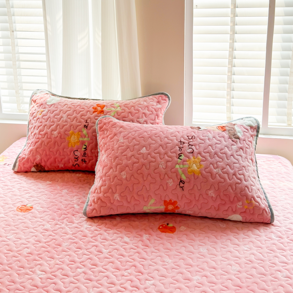 91家纺网 家纺一手货源 找家纺 梓依家纺 2025新款牛奶绒花边单床盖三件套四件套 萌兔乐园-粉