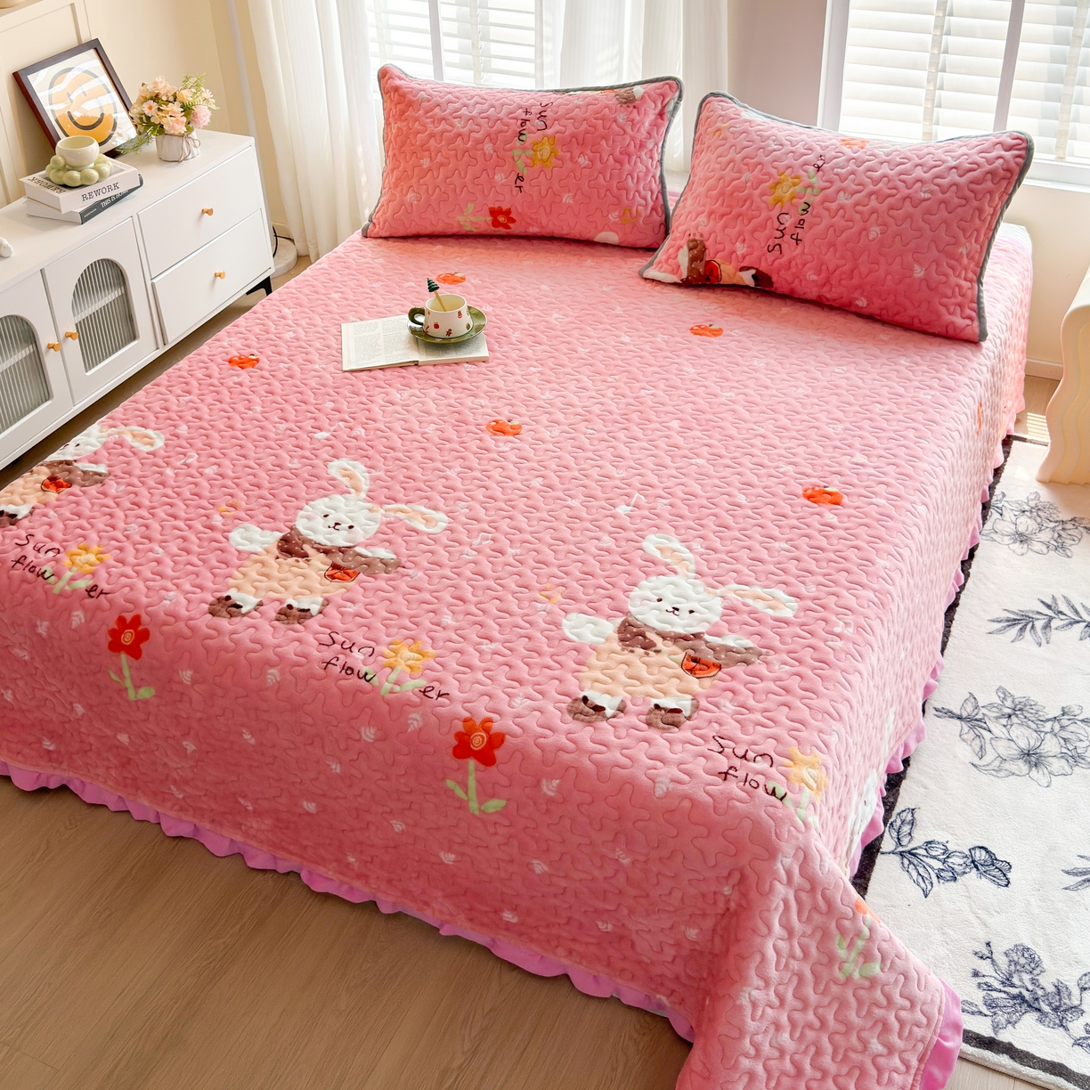 91家纺网 家纺一手货源 找家纺 梓依家纺 2025新款牛奶绒花边单床盖三件套四件套 萌兔乐园-粉