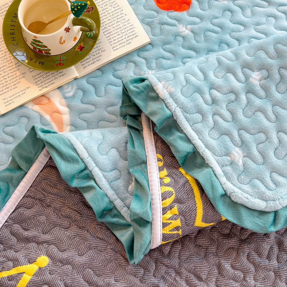 91家纺网 家纺一手货源 找家纺 梓依家纺 2025新款牛奶绒花边单床盖三件套四件套 萌兔乐园-蓝