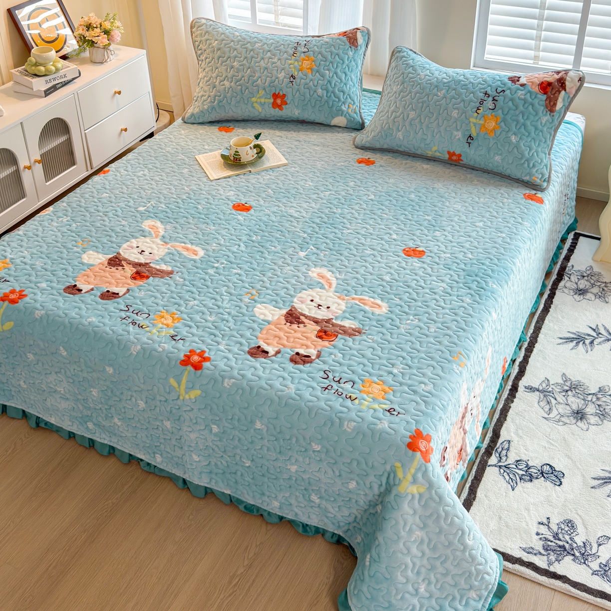 91家纺网 家纺一手货源 找家纺 梓依家纺 2025新款牛奶绒花边单床盖三件套四件套 萌兔乐园-蓝