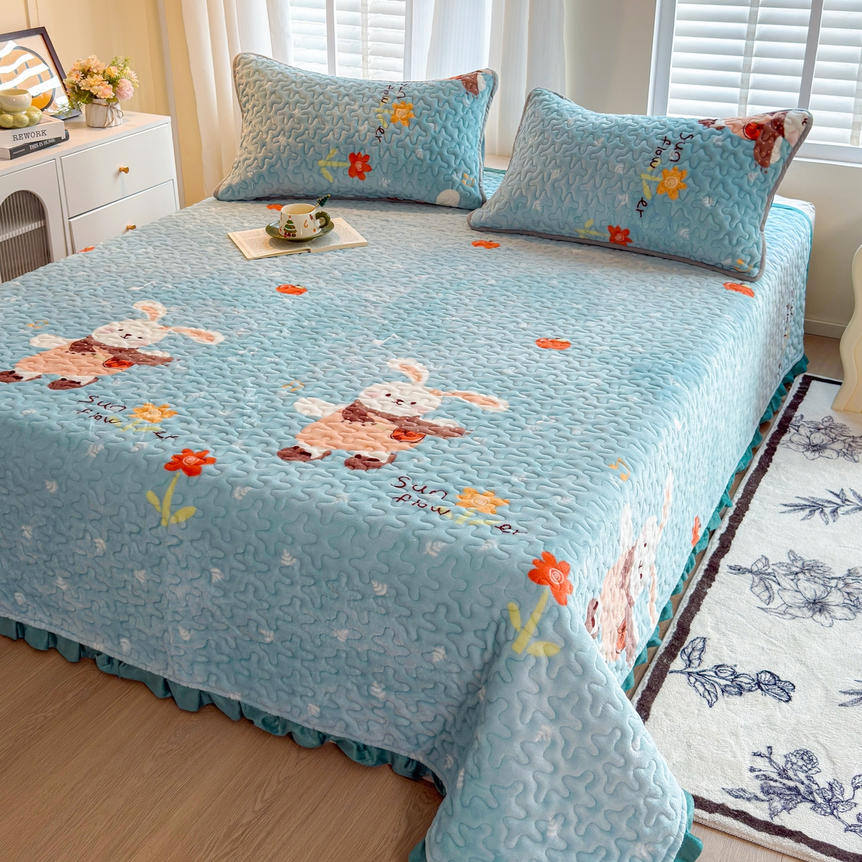 91家纺网 家纺一手货源 找家纺 梓依家纺 2025新款牛奶绒花边单床盖三件套四件套 萌兔乐园-蓝