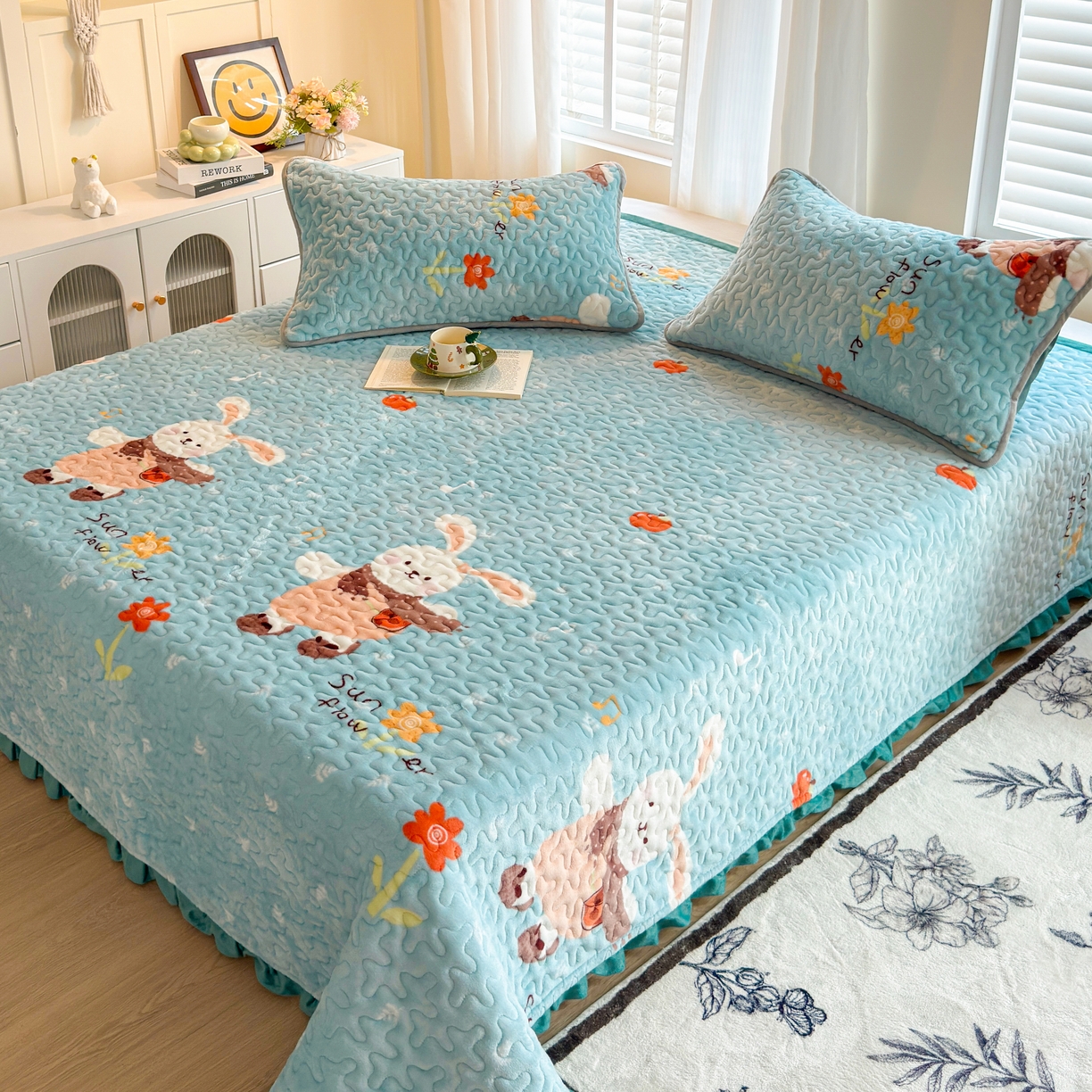 91家纺网 家纺一手货源 找家纺 梓依家纺 2025新款牛奶绒花边单床盖三件套四件套 萌兔乐园-蓝