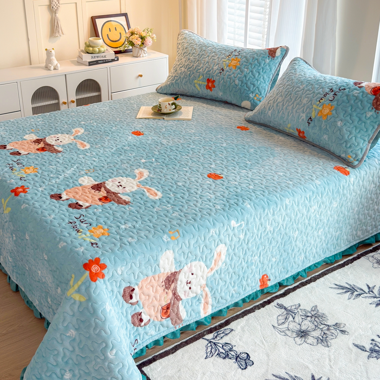 91家纺网 家纺一手货源 找家纺 梓依家纺 2025新款牛奶绒花边单床盖三件套四件套 萌兔乐园-蓝