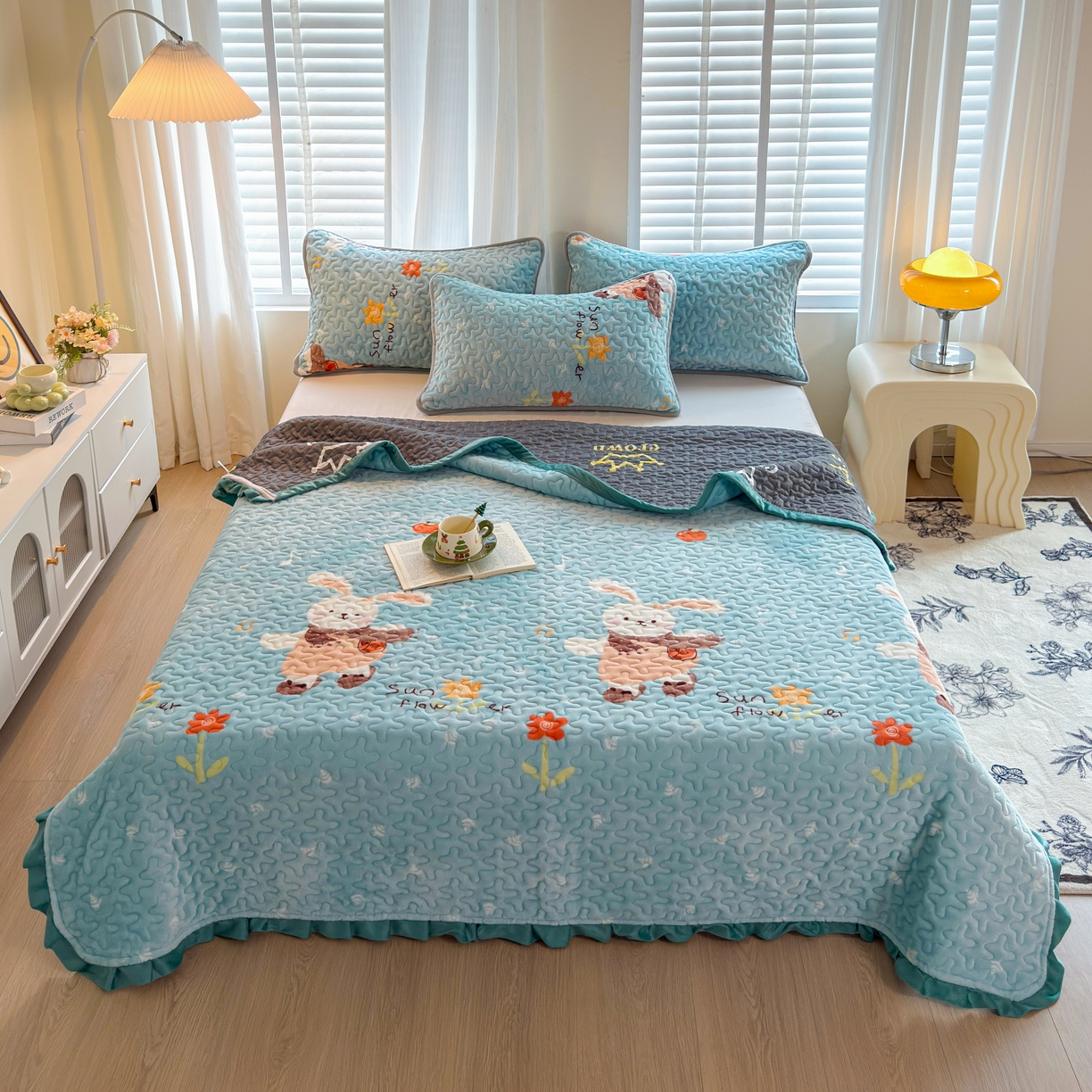 91家纺网 家纺一手货源 找家纺 梓依家纺 2025新款牛奶绒花边单床盖三件套四件套 萌兔乐园-蓝