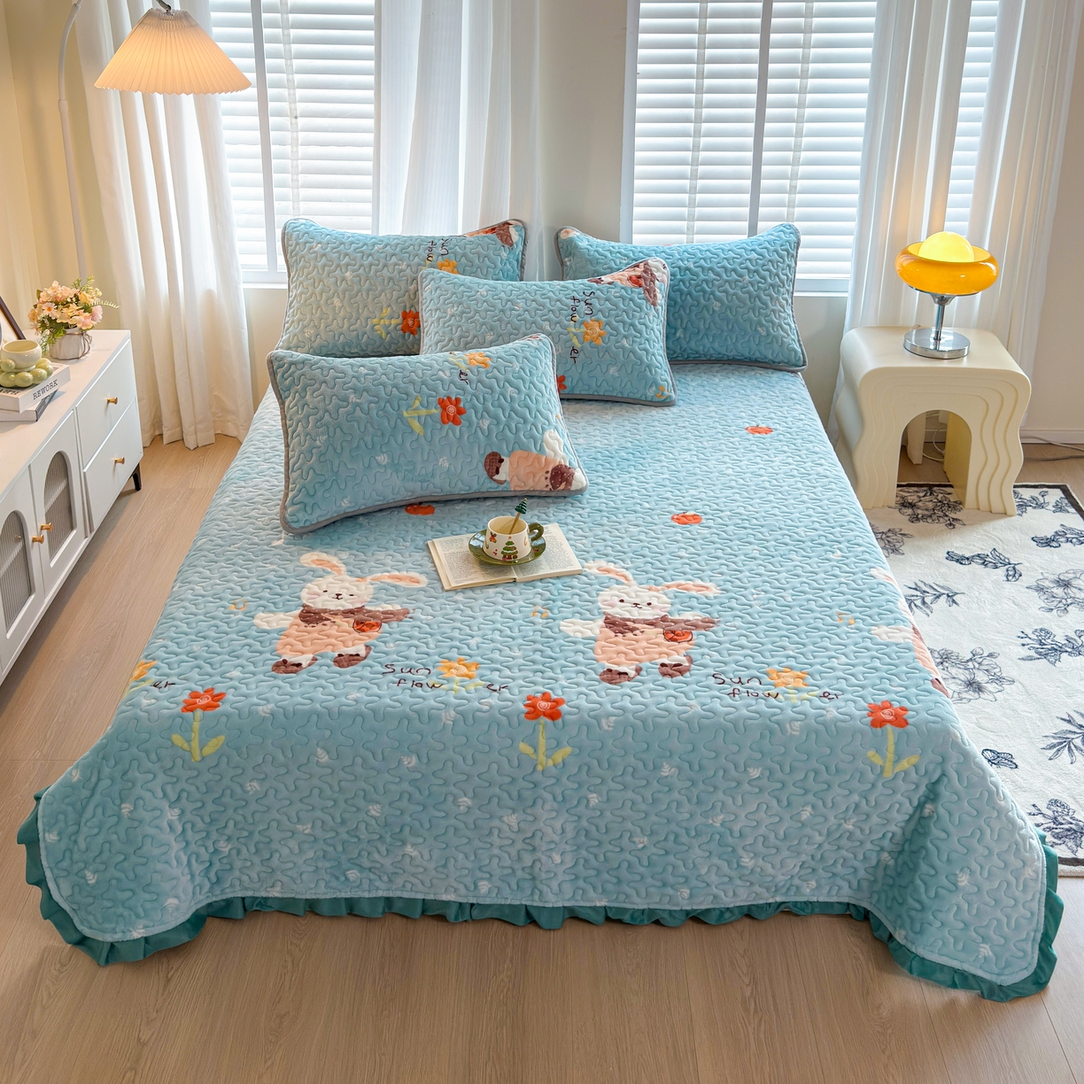 91家纺网 家纺一手货源 找家纺 梓依家纺 2025新款牛奶绒花边单床盖三件套四件套 萌兔乐园-蓝