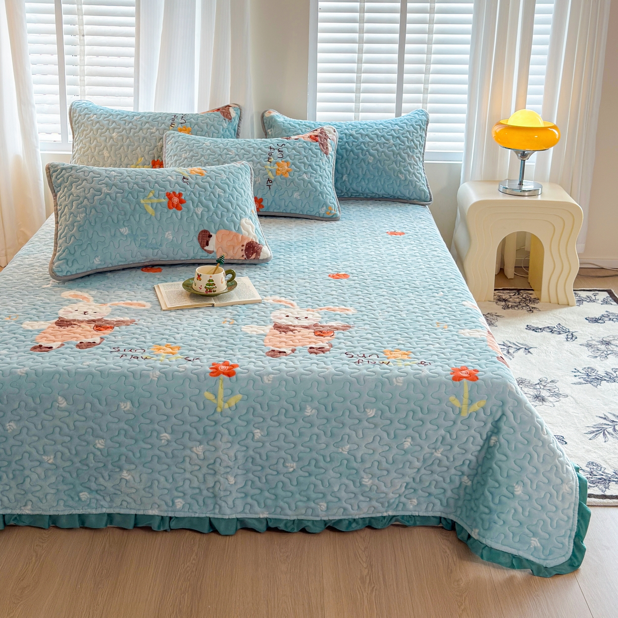 91家纺网 家纺一手货源 找家纺 梓依家纺 2025新款牛奶绒花边单床盖三件套四件套 萌兔乐园-蓝