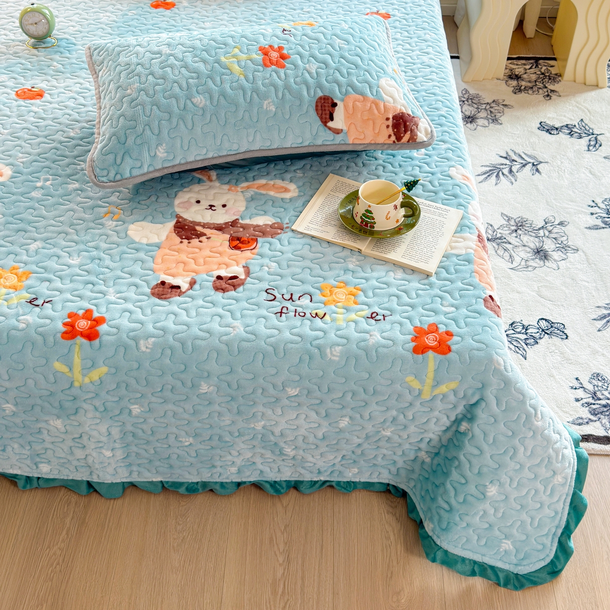 91家纺网 家纺一手货源 找家纺 梓依家纺 2025新款牛奶绒花边单床盖三件套四件套 萌兔乐园-蓝