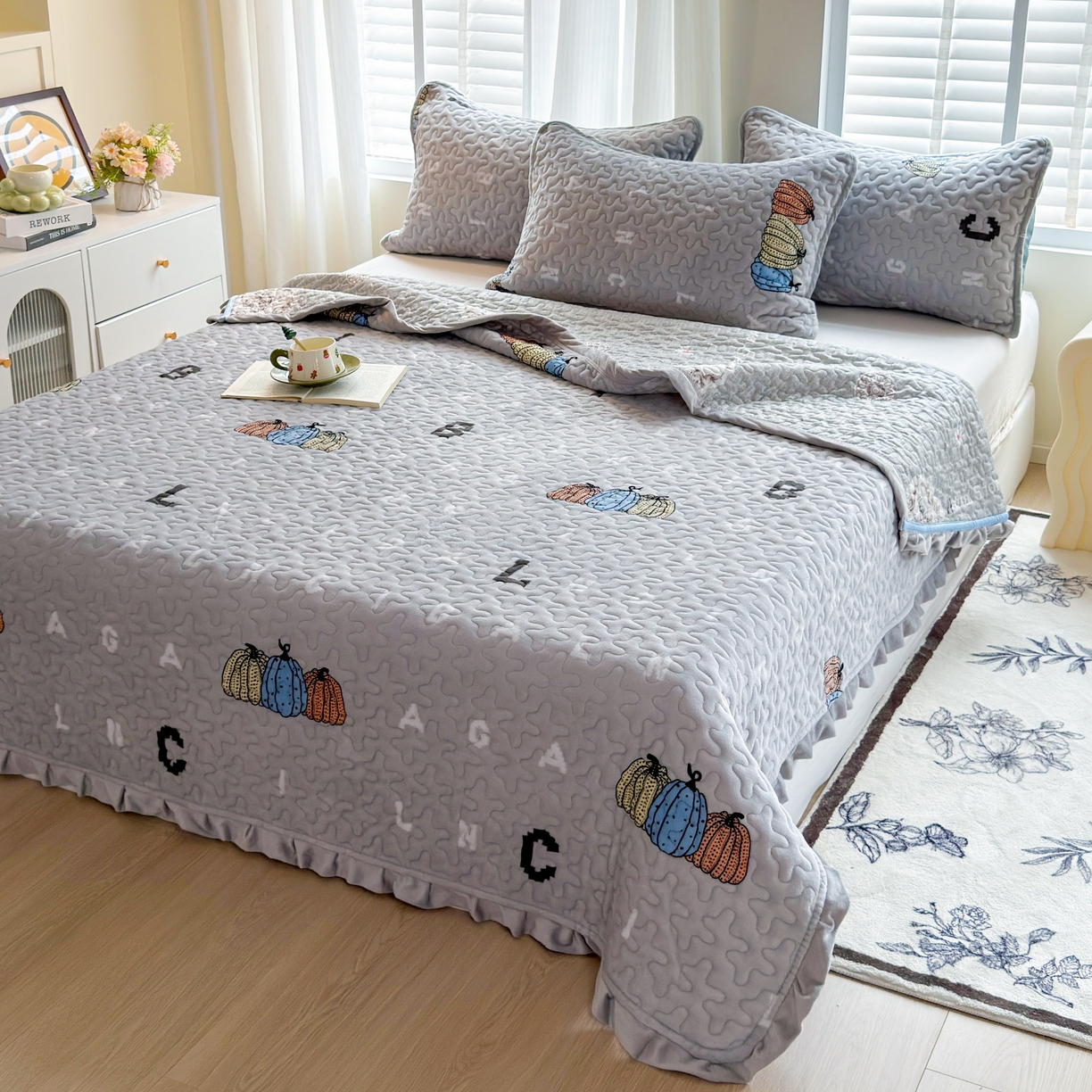 91家纺网 家纺一手货源 找家纺 梓依家纺 2025新款牛奶绒花边单床盖三件套四件套 奇趣南瓜