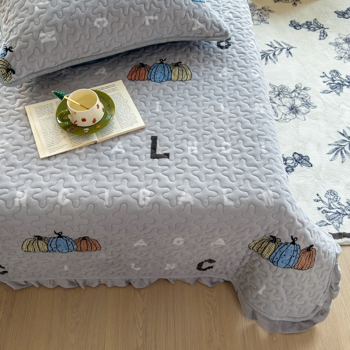 91家纺网 家纺一手货源 找家纺 梓依家纺 2025新款牛奶绒花边单床盖三件套四件套 奇趣南瓜