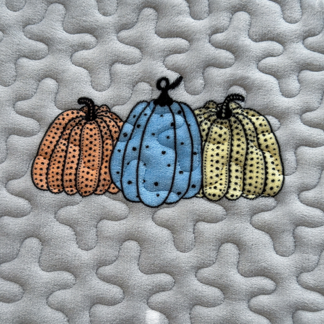 91家纺网 家纺一手货源 找家纺 梓依家纺 2025新款牛奶绒花边单床盖三件套四件套 奇趣南瓜