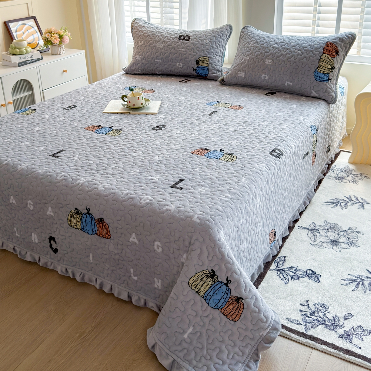 91家纺网 家纺一手货源 找家纺 梓依家纺 2025新款牛奶绒花边单床盖三件套四件套 奇趣南瓜