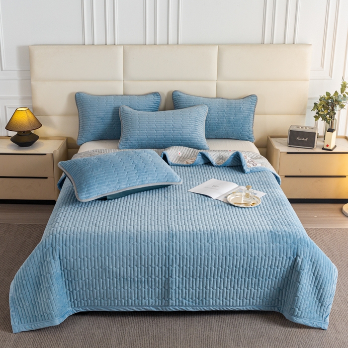 91家纺网 家纺一手货源 找家纺 梓依家纺 2025新款牛奶绒花边单床盖三件套四件套 海洋蓝